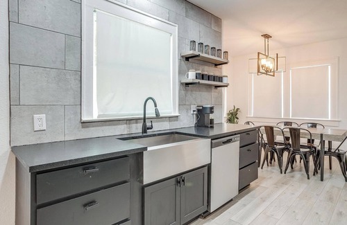 Oak Cliff Casa | Modern Dallas 3BR | Backyard Oasis & Firepit