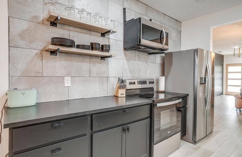 Oak Cliff Casa | Modern Dallas 3BR | Backyard Oasis & Firepit
