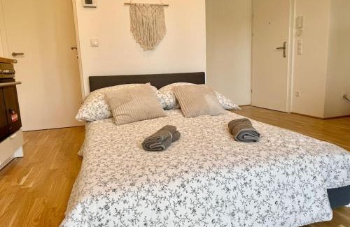 Donaustadt Apartamento | Modern Danube Apartment with Balcony & Free Parking