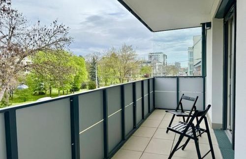 Donaustadt Apartamento | Modern Danube Apartment with Balcony & Free Parking