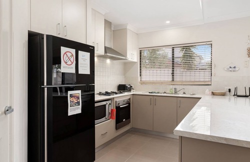 Dawesville Casa | Modern Dawesville Foreshore Family Escape with Views