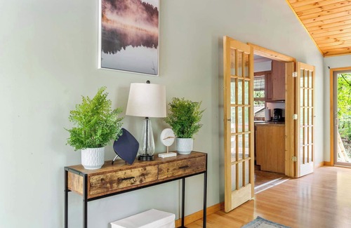 Berkeley Springs Cabina | Modern decor, Hot Tub, Fire Pit, Grill, & Games