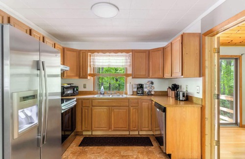 Berkeley Springs Cabina | Modern decor, Hot Tub, Fire Pit, Grill, & Games