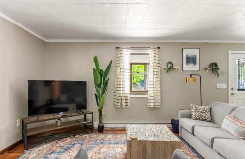 Berkeley Springs Casa | Modern decor, Hot Tub, Fire Pit, Grill, & Games