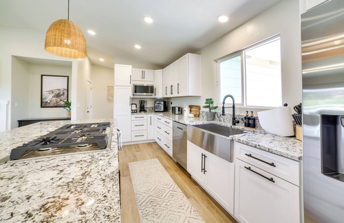 Del Rey Oaks Casa | Modern Del Rey Oaks Retreat: 2 Mi to Monterey Bay!