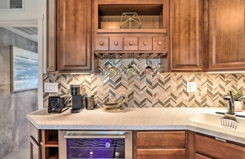 Desert Hot Springs Condominio | Modern Desert Hot Springs Condo w/ Pool Access!