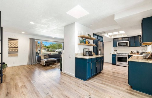 Desert Park Estates Casa | Modern Desert Oasis with Sweeping Mountain Views