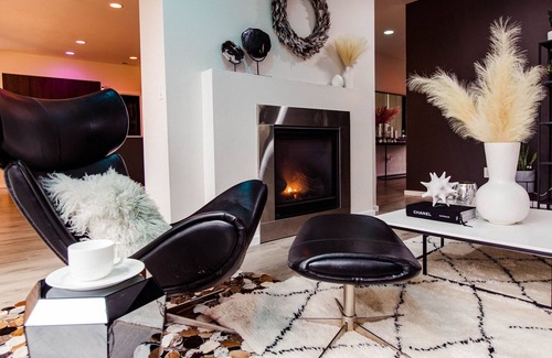Auburn Casa | Modern Designer Home with Hot Tub, Deck, WIFI, Grill & Garden Views