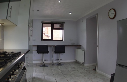 Cheltenham Casa | Modern Detached Family Home with Off-Road Parking in Quiet Cul-De-Sac