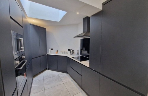 Merthyr Tydfil Casa | Modern Detached 3 bedroom home with off-road parking