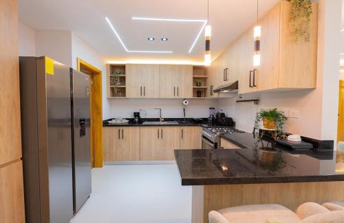 Punal Apartamento | Modern 3BR! 9FL, King Bed! STI with Pool! Fast wifi!