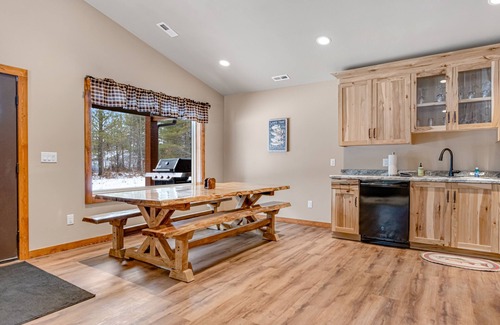 Conover Cabina | Modern dog-friendly cabin with hot tub, gas fireplace, patio, grill, & washer/dryer