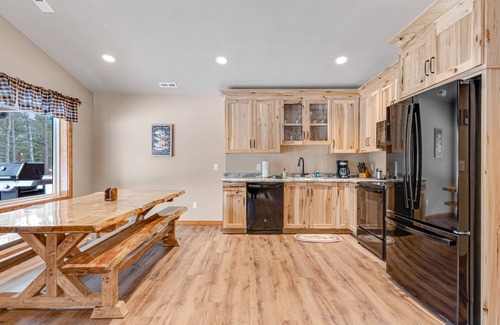 Conover Cabina | Modern dog-friendly cabin with hot tub, gas fireplace, patio, grill, & washer/dryer