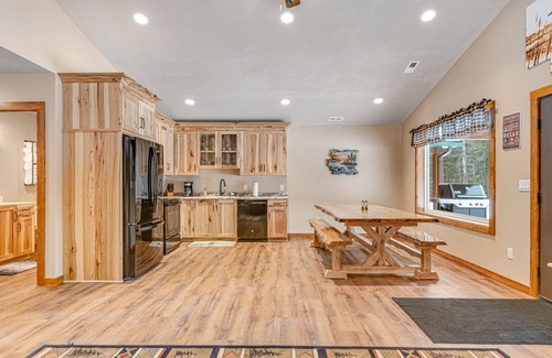 Conover Cabina | Modern dog-friendly cabin with hot tub, gas fireplace, patio, grill, & central AC