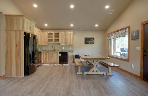 Conover Cabina | Modern dog-friendly cabin with hot tub, gas fireplace, patio, grill, & washer/dr