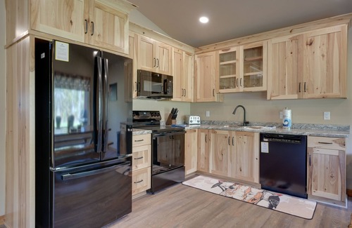 Conover Cabina | Modern dog-friendly cabin with hot tub, gas fireplace, patio, grill, & washer/dr