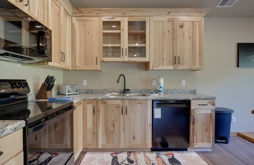 Conover Cabina | Modern dog-friendly cabin with hot tub, gas fireplace, patio, grill, & washer/dr