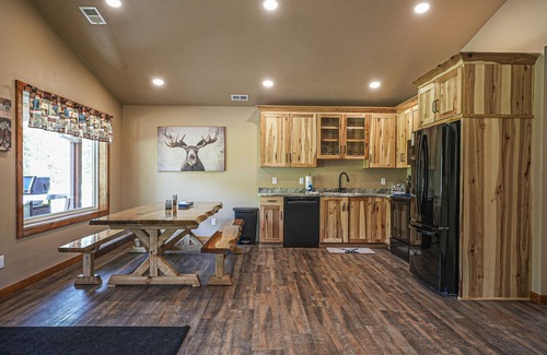 Conover Cabina | Modern dog-friendly cabin with hot tub, gas fireplace, patio, grill, & washer/dr