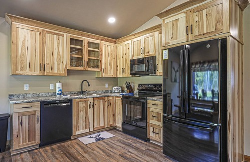 Conover Cabina | Modern dog-friendly cabin with hot tub, gas fireplace, patio, grill, & washer/dr