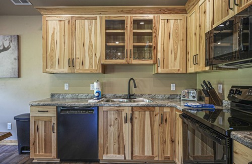 Conover Cabina | Modern dog-friendly cabin with hot tub, gas fireplace, patio, grill, & washer/dr