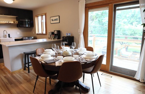 Upper Rattlesnake Casa | Modern dog-friendly retreat, with large deck, gardens, pond, and trails.