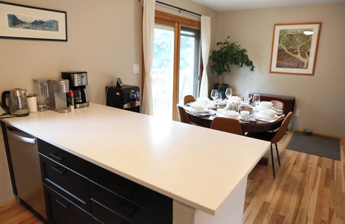 Upper Rattlesnake Casa | Modern dog-friendly retreat, with large deck, gardens, pond, and trails.
