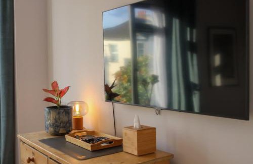Charlton Casa | Modern Double bedroom in city apartment room 1