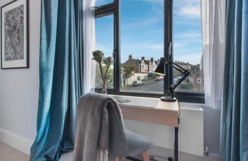 Charlton Casa | Modern Double bedroom in city apartment room 1