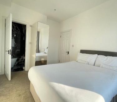 Edgware Casa | Modern Double Bedroom with Marble private bathroom