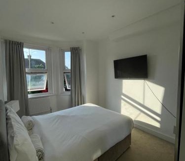 Edgware Casa | Modern Double Bedroom with Marble private bathroom
