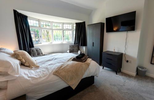 Barnt Green Casa | Modern Double Room with Broadband, Private TV and seating area - Room 3