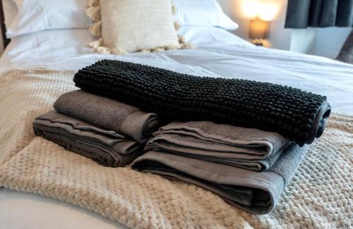 Barnt Green Casa | Modern Double Room with Broadband, Private TV and seating area - Room 3