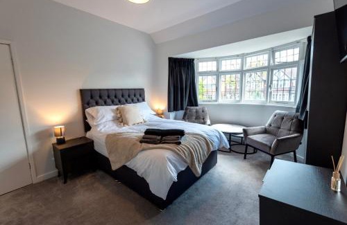 Barnt Green Casa | Modern Double Room with Broadband, Private TV and seating area - Room 4