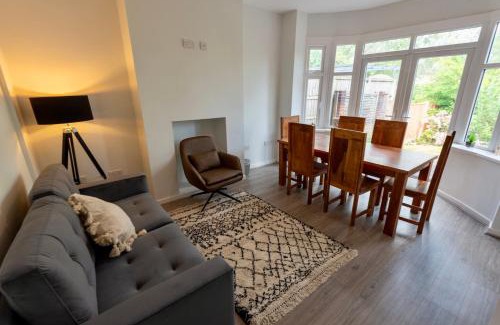 Barnt Green Casa | Modern Double Room with Broadband, Private TV and seating area - Room 1
