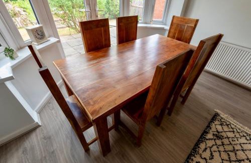 Barnt Green Casa | Modern Double Room with Broadband, Private TV and seating area - Room 1