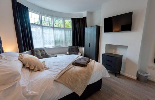 Barnt Green Casa | Modern Double Room with Broadband, Private TV and seating area - Room 1