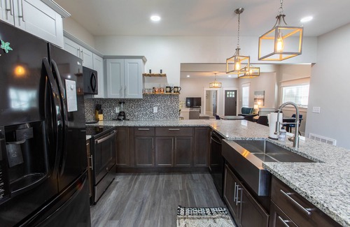 New Albany Casa | Modern downtown 4-BR/3 bath spacious home with free on site parking, sleeps 10