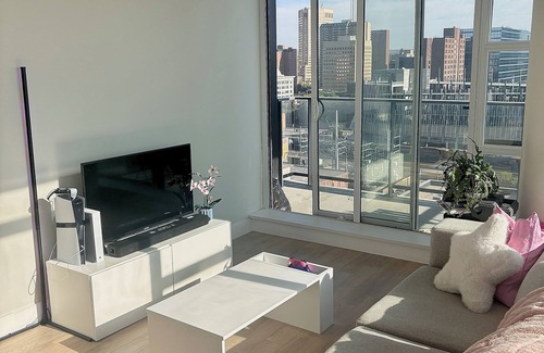 Victoria Park Apartamento | MODERN DOWNTOWN APARTMENT - Only a 5 minute walk to the Stampede grounds.