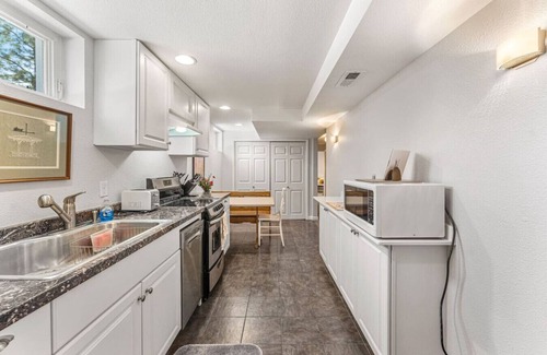 Longmont Condominio | Modern Downtown Oasis ~ Sunny Garden ~ King Beds!
