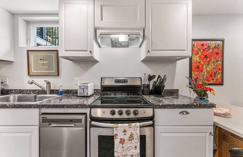Longmont Condominio | Modern Downtown Oasis ~ Sunny Garden ~ King Beds!