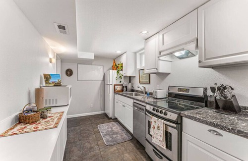Longmont Condominio | Modern Downtown Oasis ~ Sunny Garden ~ King Beds!