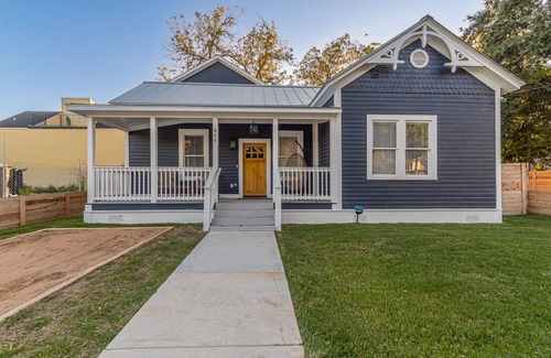 Southtown Casa | Modern Downtown retreat, walk to the Convention Center & Riverwalk