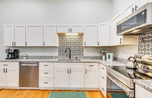 Downtown Apartamento | Modern Downtown Studio - Walk to Augusta Common!