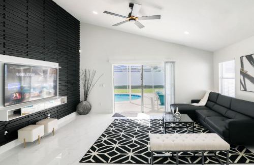 Lake Davenport Estates Casa | Modern Dream Disney Vacation Getaway - Pool