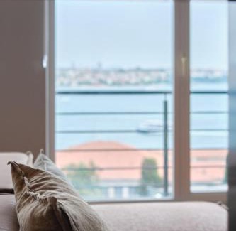 Kabatas Apartamento | Modern Duplex Bosphorus View Apartment with Teracce
