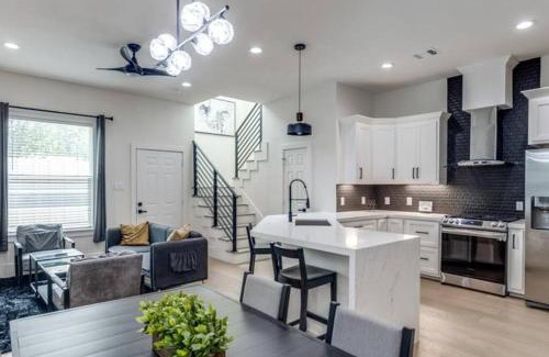 Greater East End Casa | Modern East Downtown Home