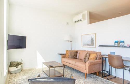 Yankee Hill Apartamento | Modern East Side 1BR Apt with Balcony, Pool, and Gym