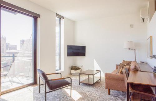 Yankee Hill Apartamento | Modern East Side 1BR Apt with Balcony, Pool, and Gym