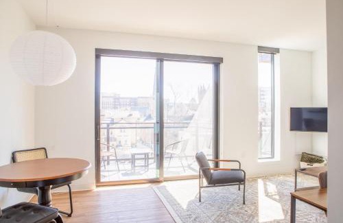 Yankee Hill Apartamento | Modern East Side 1BR Apt with Balcony, Pool, and Gym