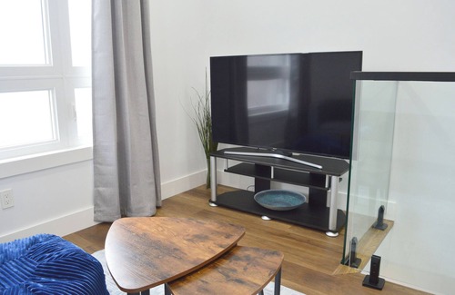 Old East York Casa | Modern East York Retreat 20 mins to DT Toronto